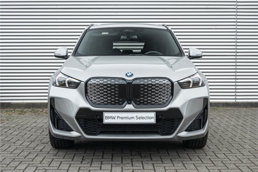 BMW iX1 11