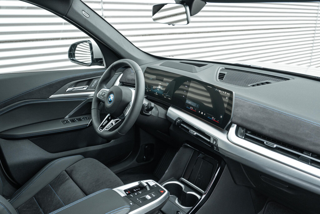 BMW iX1 13