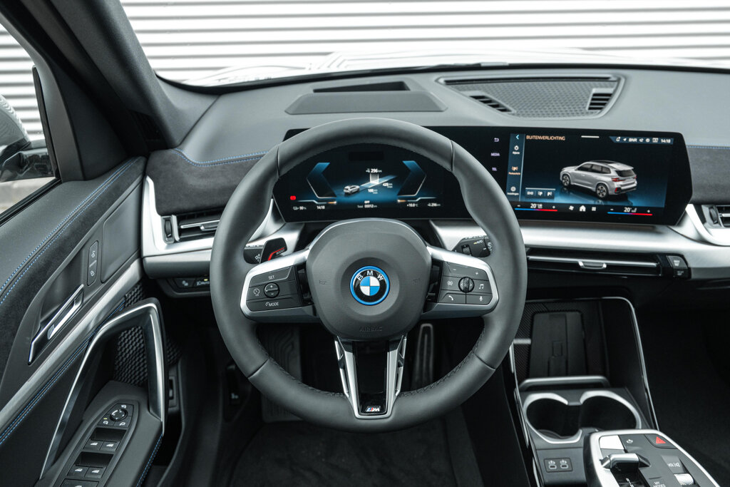 BMW iX1 33