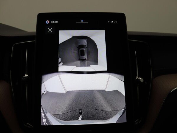 Visual Park Assist met Front "Fisheye" view Visual Park Assist met Front "Fisheye" view