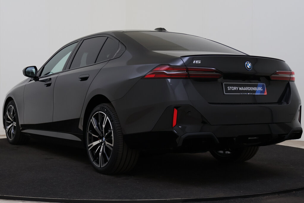 BMW i5 15
