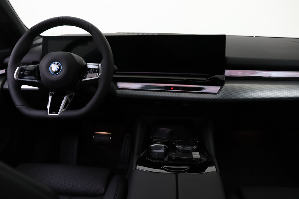 BMW i5 23