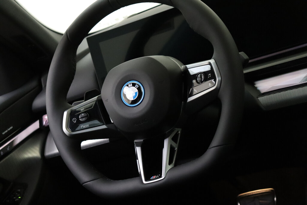 BMW i5 24