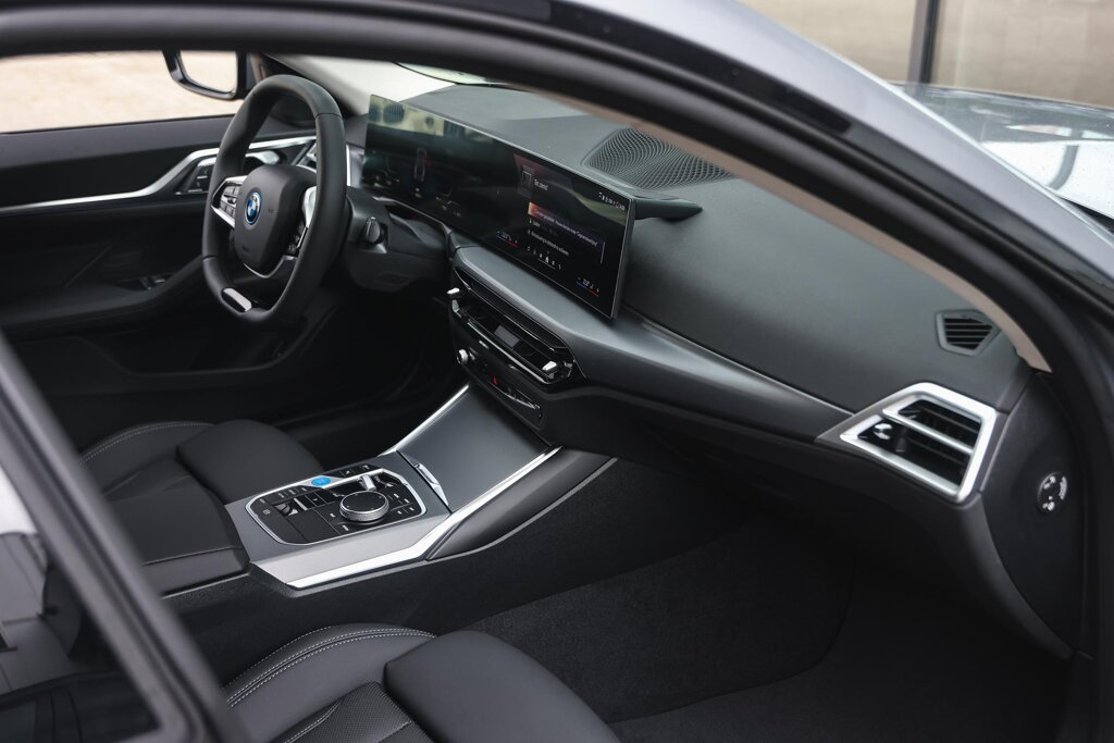 BMW i4 8
