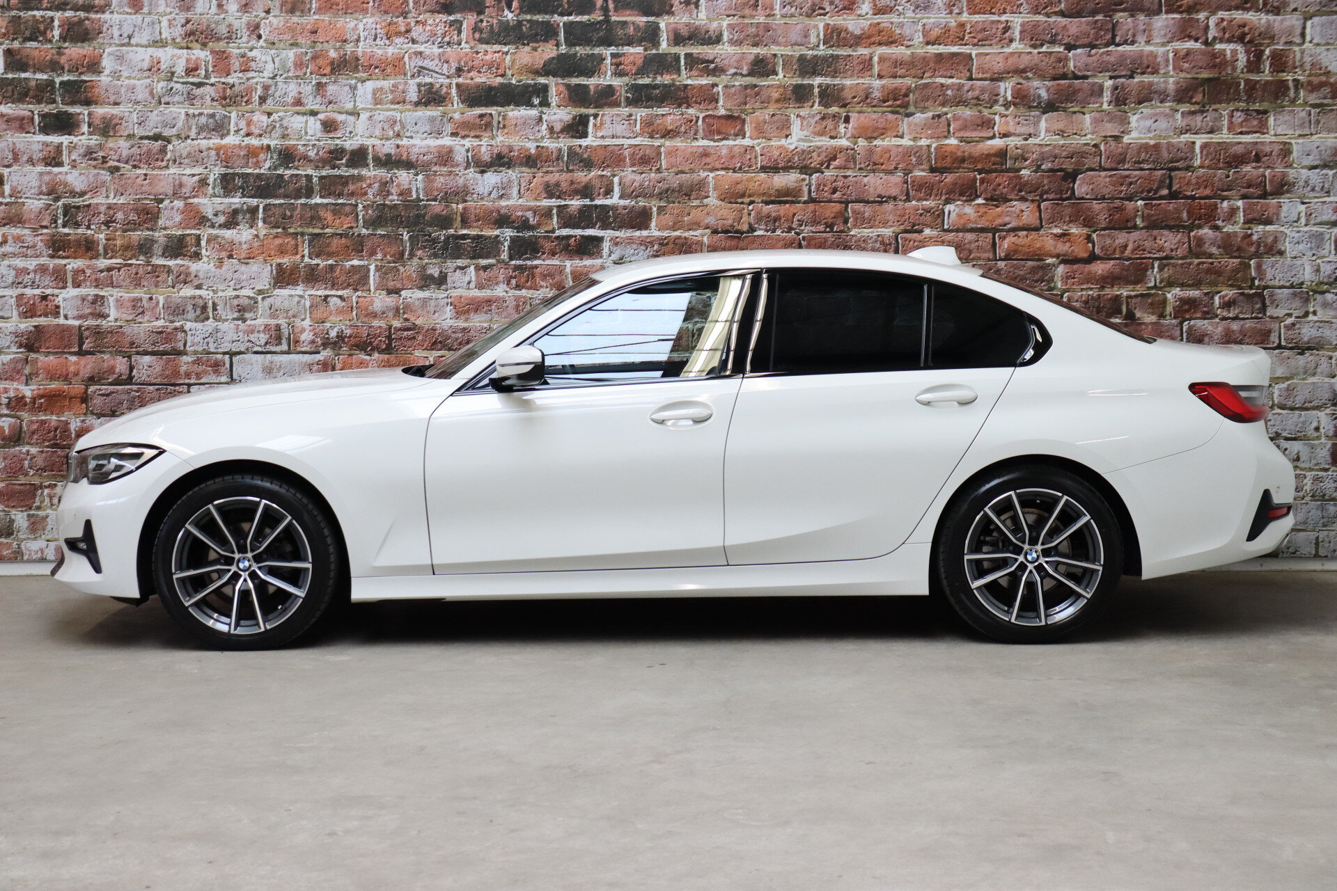 BMW 3 Serie Sedan 318i Executive Sport Line Automaat - Afbeelding 3