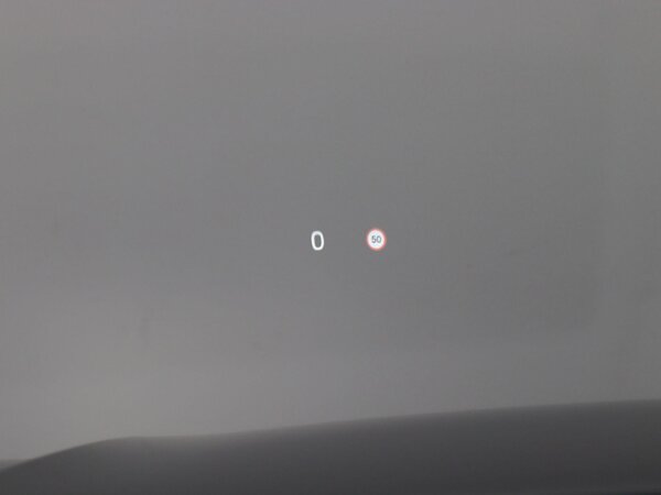 Grafisch Head-up Display voor weergave van de ingestelde snelheid van de adaptieve cruise control, verkeersbordenherkenning en navigatie aanwijzingen