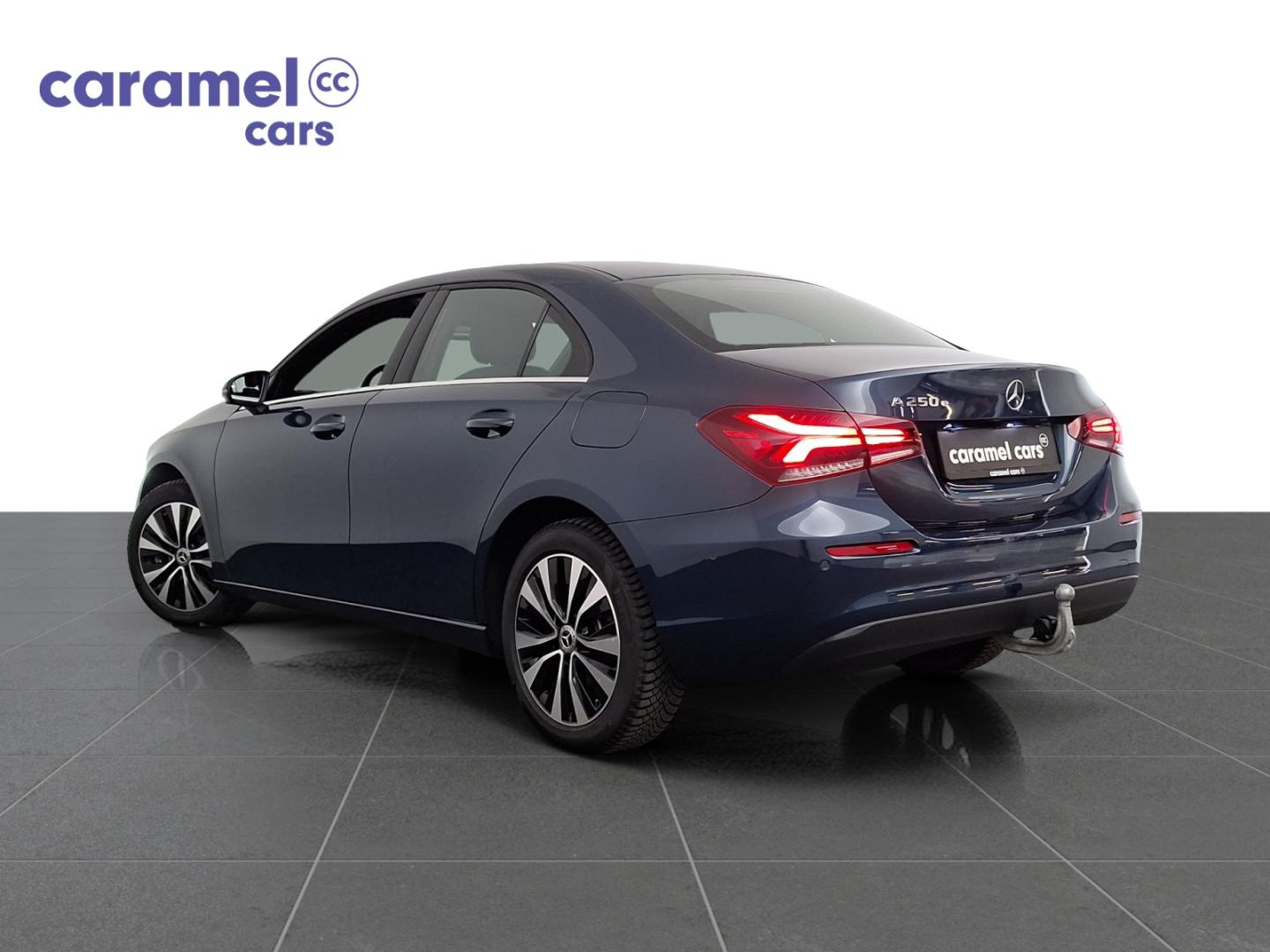 Mercedes-Benz A-Klasse 250 BERLINE PHEV AUTOMAAT *INKLAPBARE TREKHAAK*CAMERA SENSOREN*DAB*CARPLAY*GPS*ZETELVERWARMING* - Afbeelding 4
