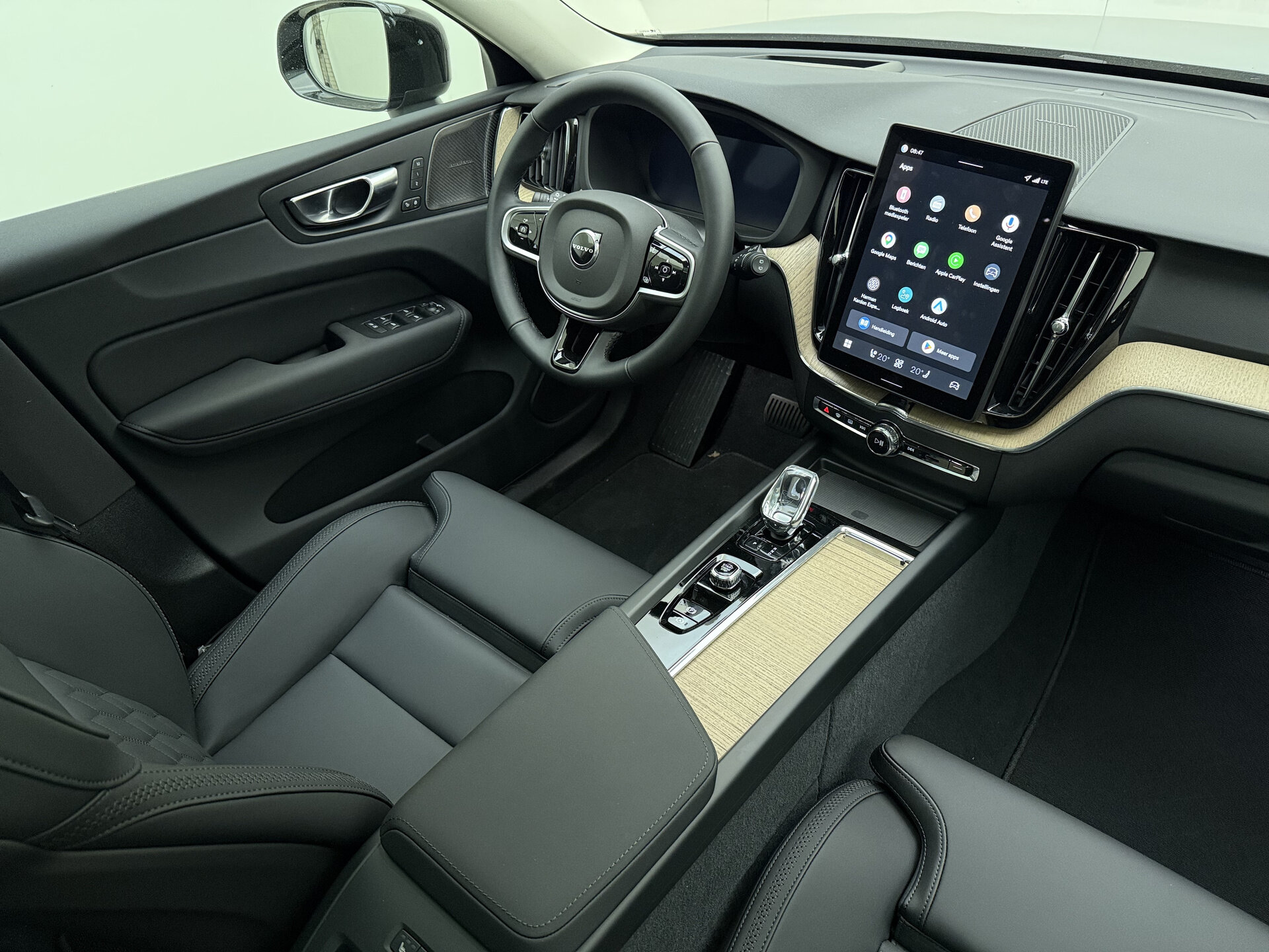 Volvo XC60 T6 Plug-in AWD Plus Dark - Afbeelding 2