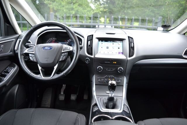 Ford S-Max 1.5 Titanium | 7 pers | Climate | Trekhaak | Xenon | 12mnd garantie - Afbeelding 2