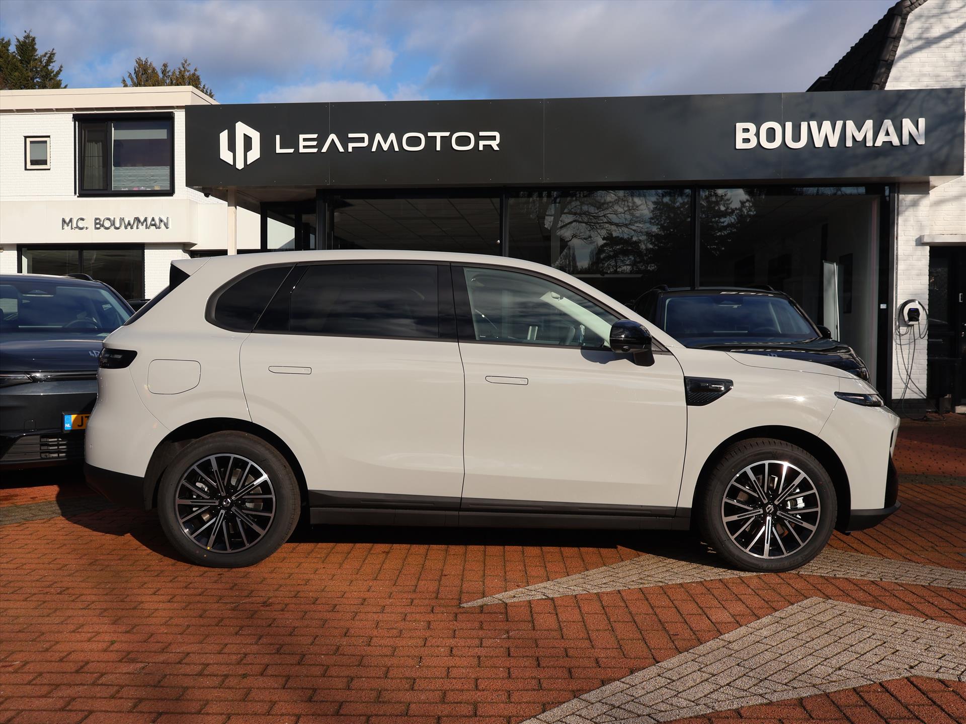 Leapmotor B10 Hybrid EV 18,8 kWh 218PK Automaat Design NIEUW, Rijklaarprijs | Stoelventilatie | Stoelverwarming | Panoramadak | Navigatie - Afbeelding 3