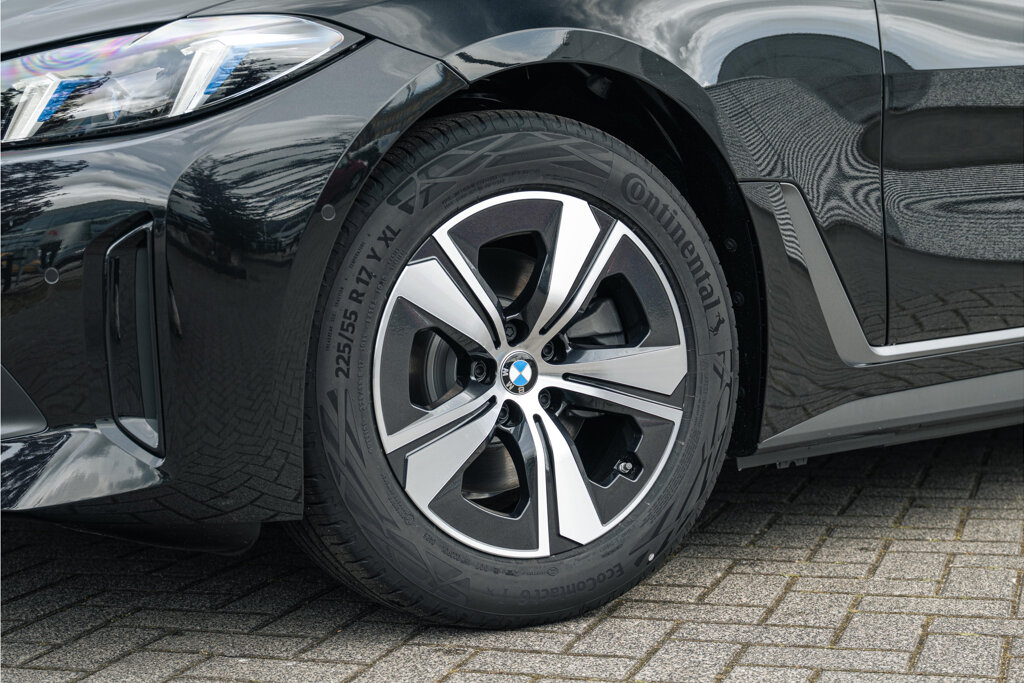 BMW i4 8