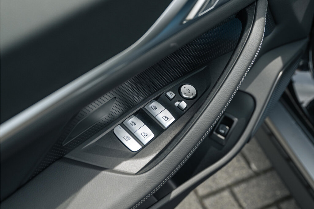 BMW i4 16