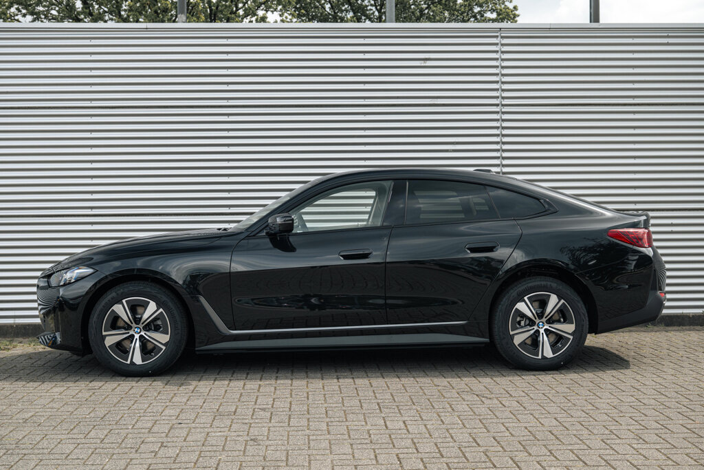 BMW i4 26