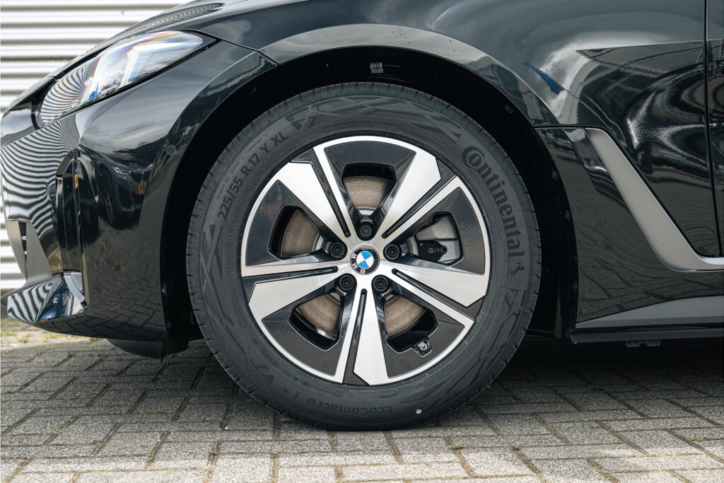 BMW i4 27