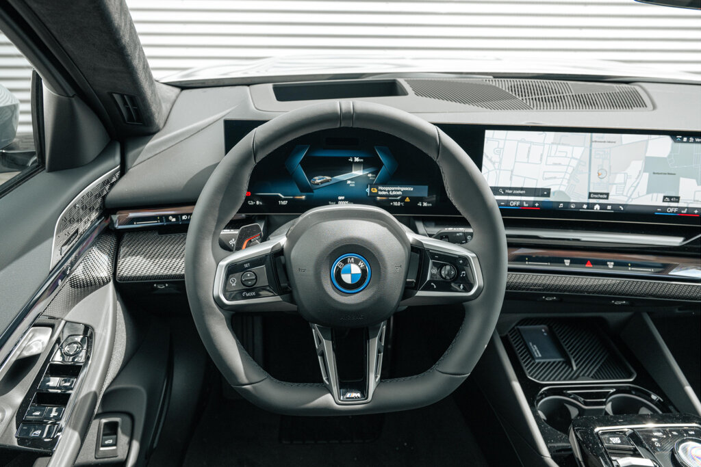 BMW i5 33