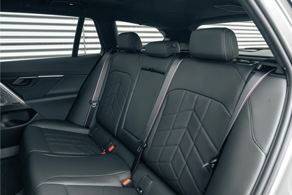 BMW i5 44