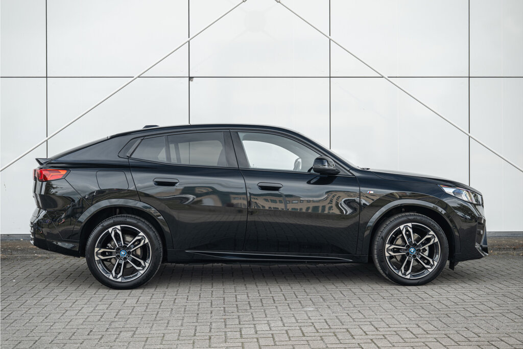 BMW iX2 13