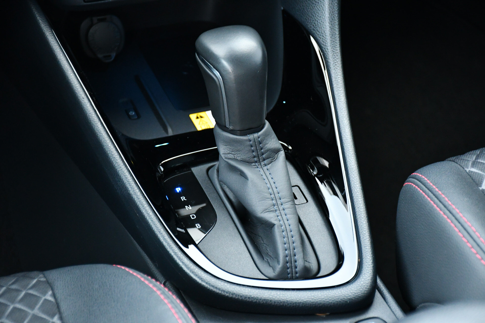 Toyota Yaris 1.5 Hybrid Launch Edition Limited Automaat 116pk, - Afbeelding 4