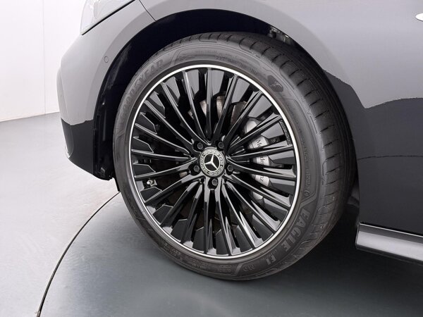 AMG-velgen 19" (multispaaks), zwart, glansgedraaid AMG-velgen 19" (multispaaks), zwart, glansgedraaid