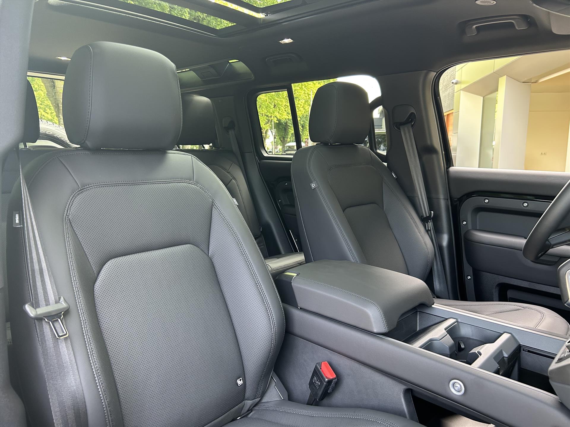 Land Rover Defender P300e PHEV AWD X-Dynamic SE Edition - Afbeelding 4