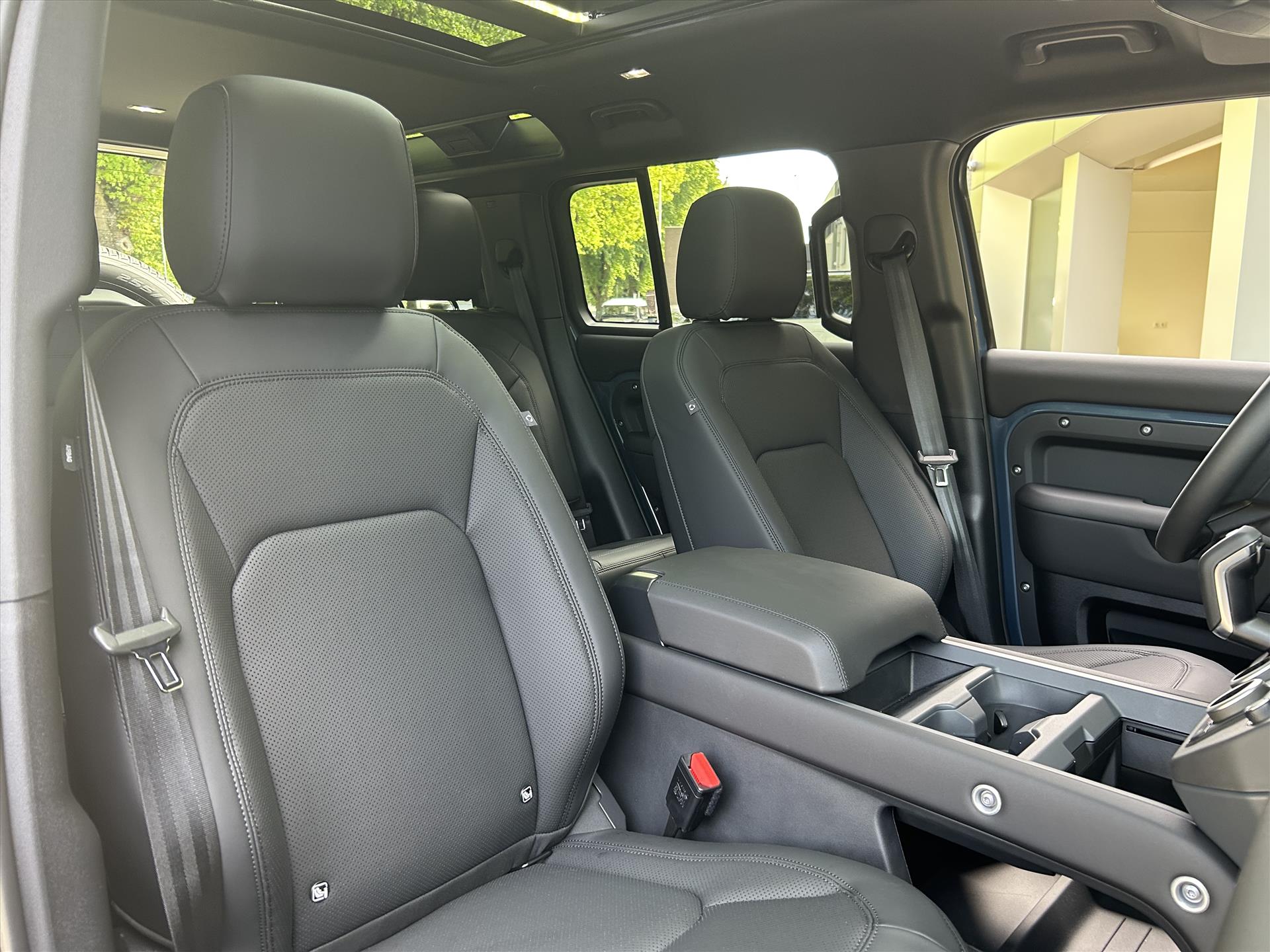 Land Rover Defender P300e PHEV AWD X-Dynamic SE Edition - Afbeelding 4