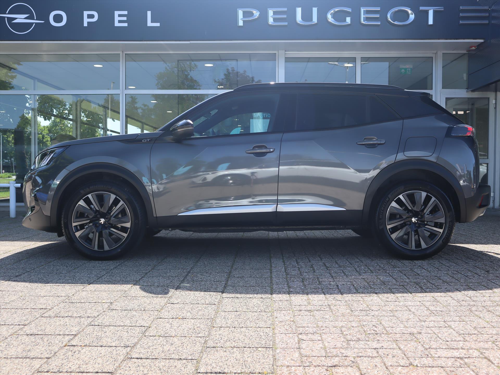 Peugeot 2008 SUV GT Pack PureTech 155pk EAT8 automaat, Rijklaarprijs, Panoramisch schuifdak FOCAL HiFi Trekhaak - Afbeelding 2