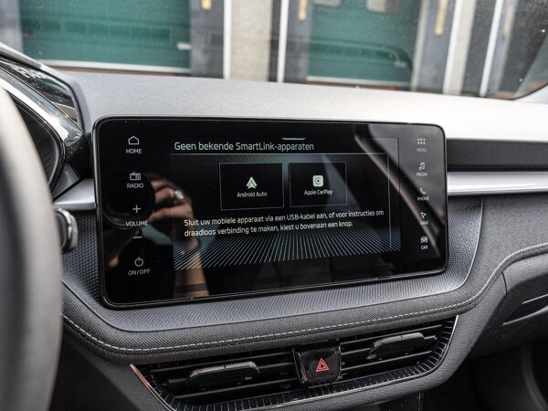 Apple Carplay/Android Auto Apple Carplay/Android Auto