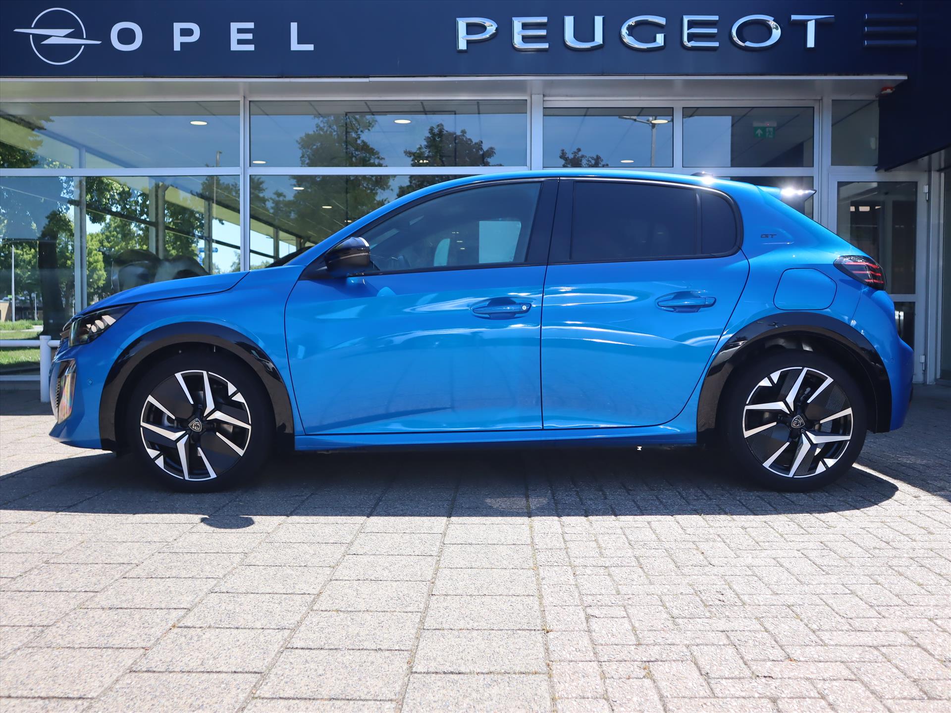 Peugeot 208 GT HYBRID 145pk e-DCS6 automaat, Rijklaarprijs, Camera voor en achter Adaptieve cruise control Keyless entry & start - Afbeelding 2