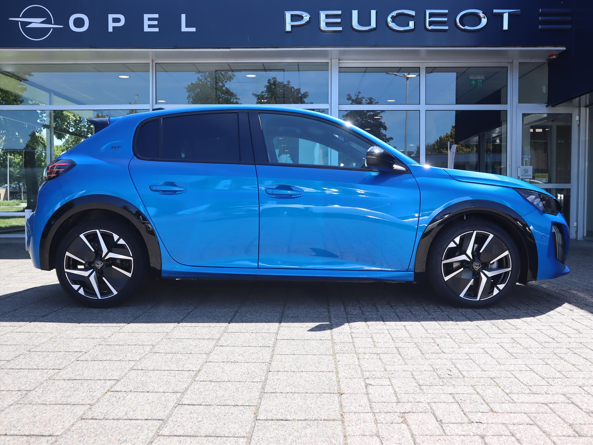 Peugeot 208 GT HYBRID 145pk e-DCS6 automaat, Rijklaarprijs, Camera voor en achter Adaptieve cruise control Keyless entry & start - Afbeelding 3