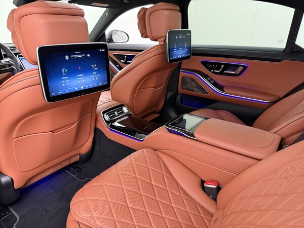 MBUX high-end entertainmentsysteem achter MBUX high-end entertainmentsysteem achter