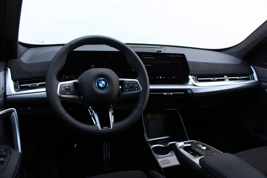 BMW iX1 11