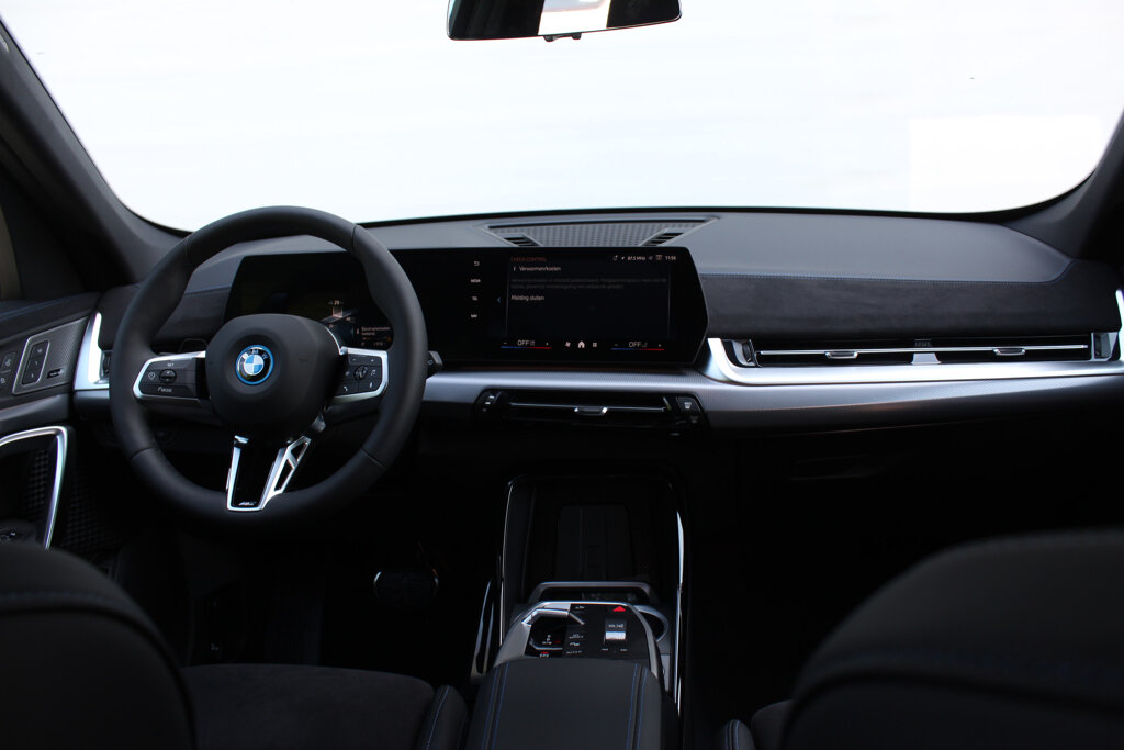 BMW iX1 12