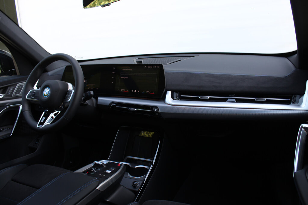 BMW iX1 13