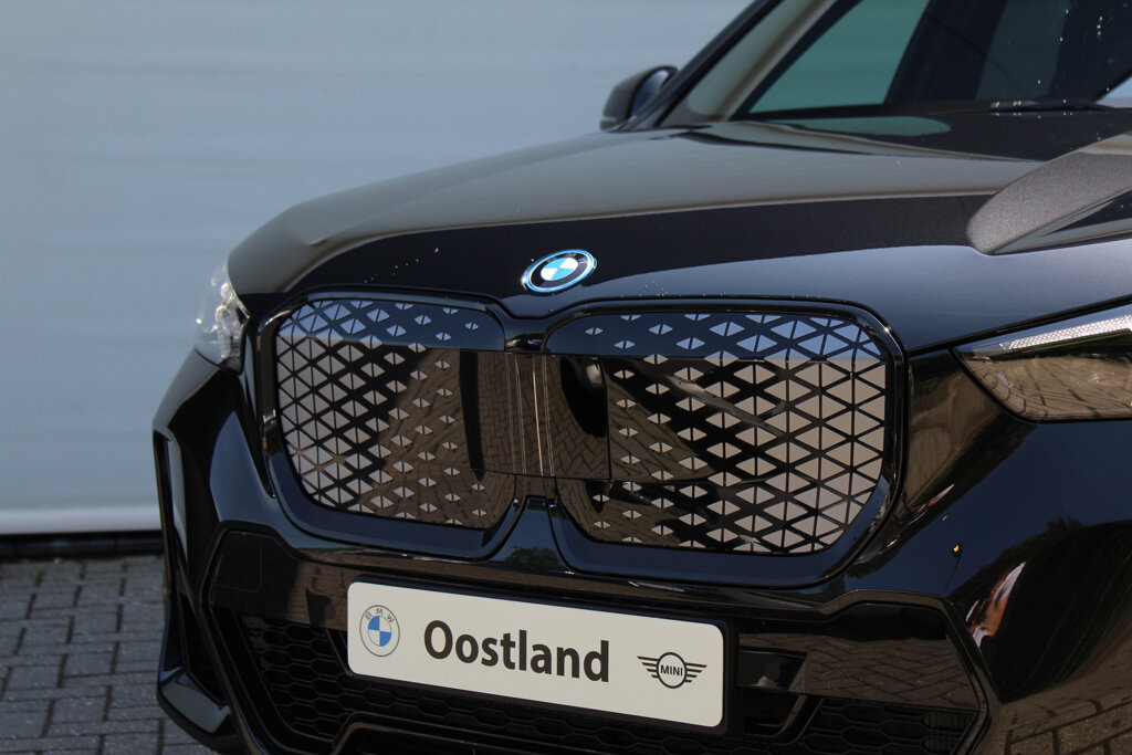 BMW iX1 14
