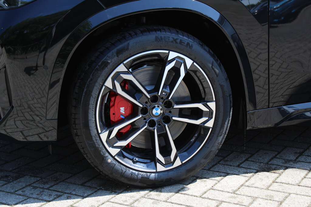 BMW iX1 33