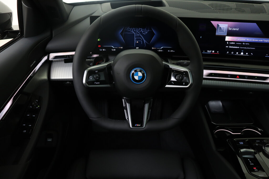 BMW i5 26