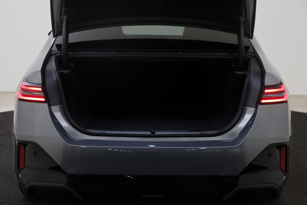 BMW i5 77
