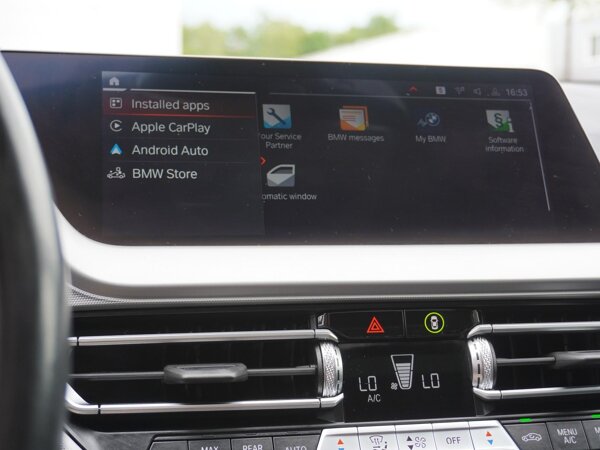 Apple Carplay/Android Auto Apple Carplay/Android Auto