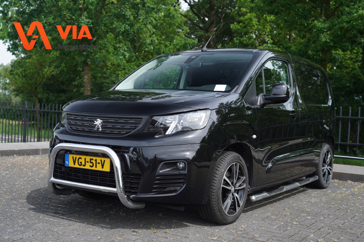 Peugeot Partner 1.5 | Premium | Trekhaak | Bullbars | Velgjes | Camera | Navi | Cruise | Full Color!