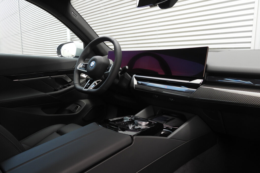BMW i5 33