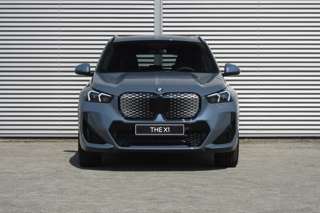 BMW iX1 11