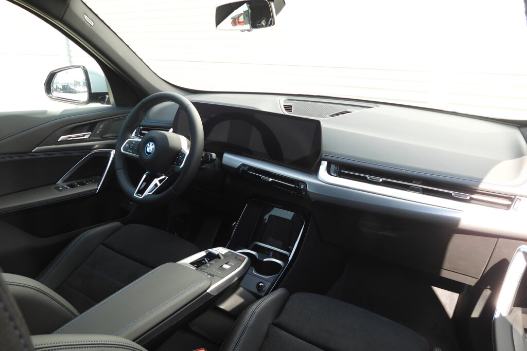 BMW iX1 28