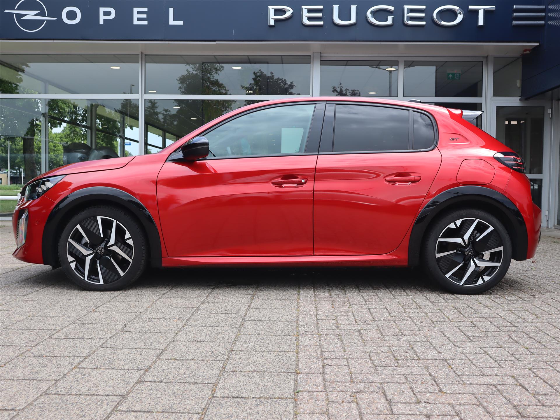 Peugeot 208 GT HYBRID 145pk e-DCS6 automaat, Rijklaarprijs, Camera voor en achter Adaptieve cruise control Keyless entry & start - Afbeelding 2