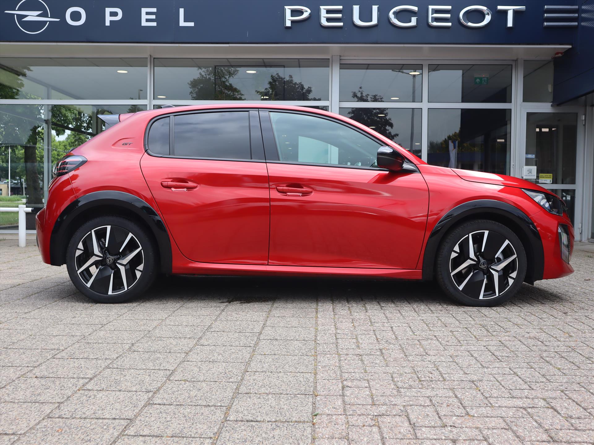 Peugeot 208 GT HYBRID 145pk e-DCS6 automaat, Rijklaarprijs, Camera voor en achter Adaptieve cruise control Keyless entry & start - Afbeelding 3