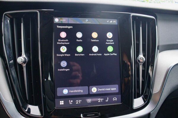 Apple Carplay/Android Auto Apple Carplay/Android Auto