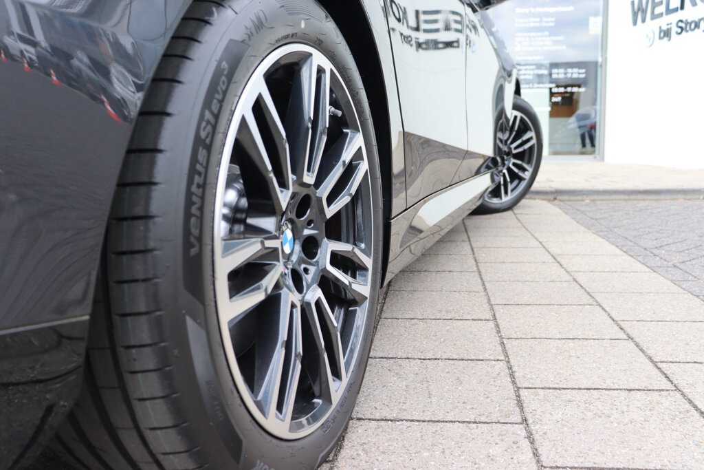 BMW i5 12