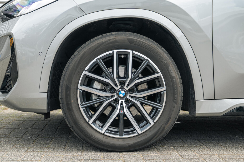 BMW iX1 36