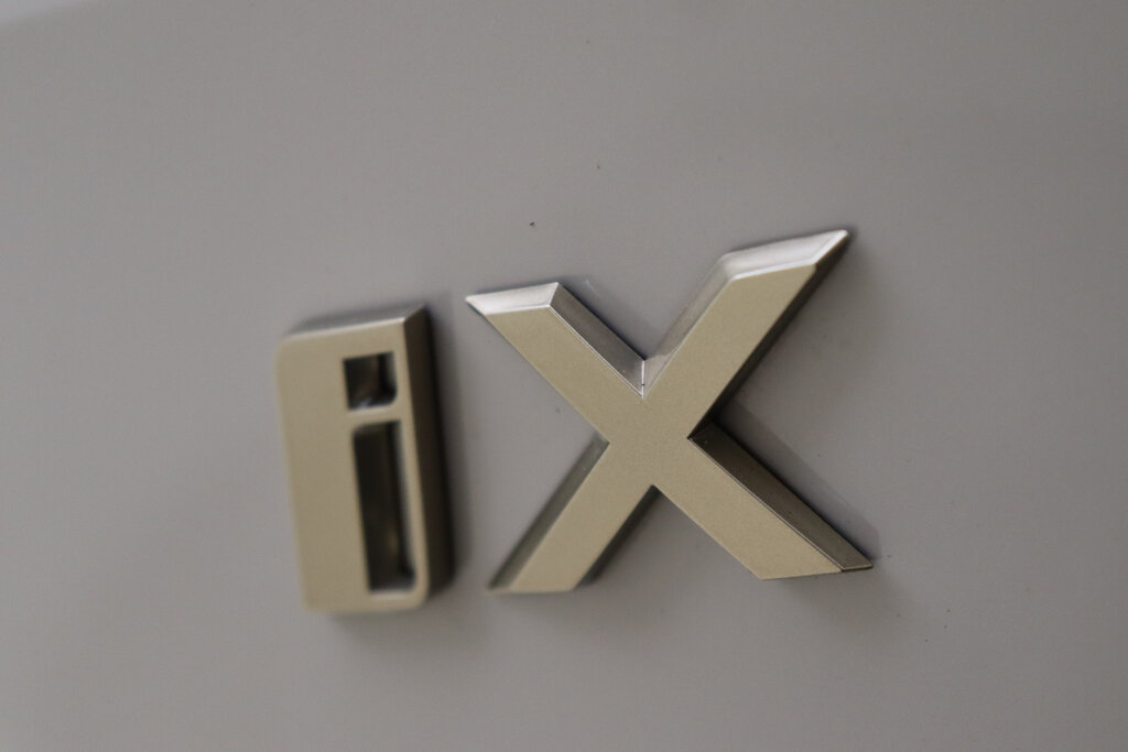 BMW iX 53