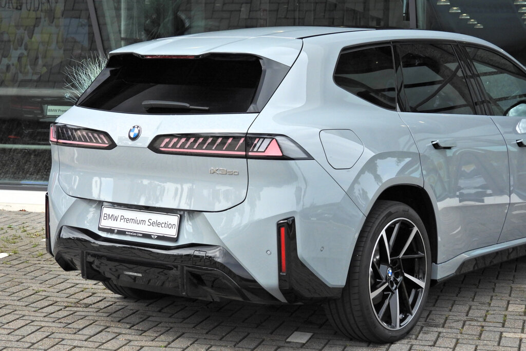 BMW iX3 28