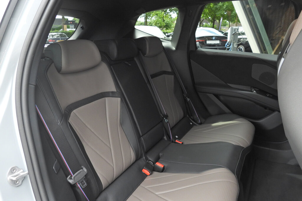 BMW iX3 33
